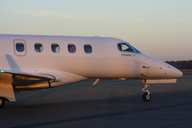 Embraer Phenom 300 (N801WZ)