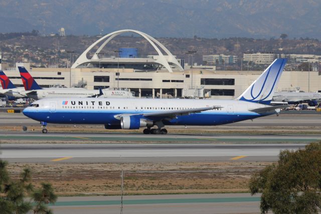 BOEING 767-300 (N655UA)