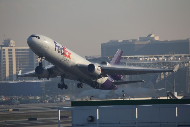 Boeing MD-11 (N587FE)