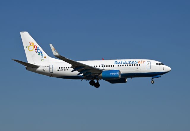 Boeing 737-700 (C6-BFX)