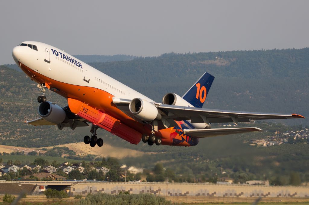 McDonnell Douglas DC-10 (N522AX) - Departing Medford for the Lava Fire burning near Mt Shasta.