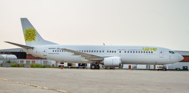 BOEING 737-400 (N134AS) - Bringing U2 to Toronto for concert tour