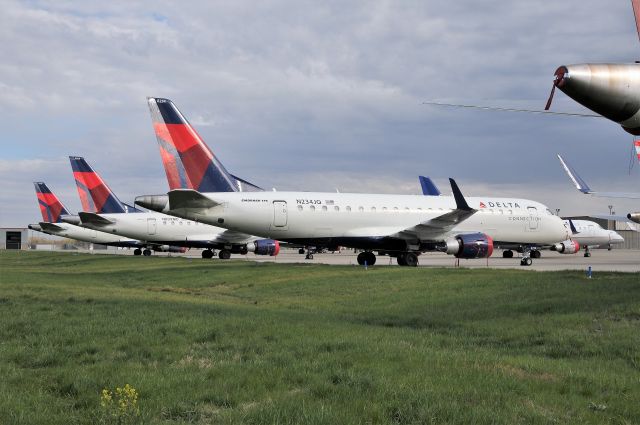 Embraer 170/175 (N234JQ)