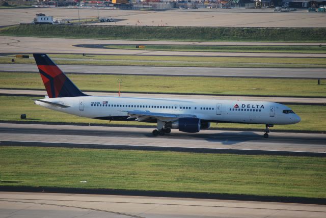 Boeing 757-200 (N687DL) - Arriving runway 26R - 8/23/09