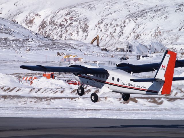 De Havilland Canada Twin Otter (C-GTKB) - A twin otter leaving the Iqaluit airport.