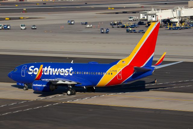 Boeing 737-700 (N7717D) - Spotted from Terminal 3 parking garage, level 8, at KPHX on November 14, 2020