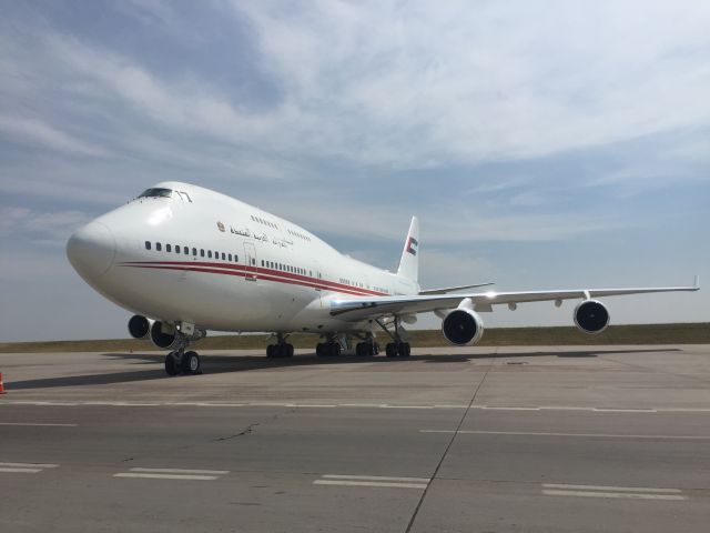 Boeing 747-400 (A6-HRM)