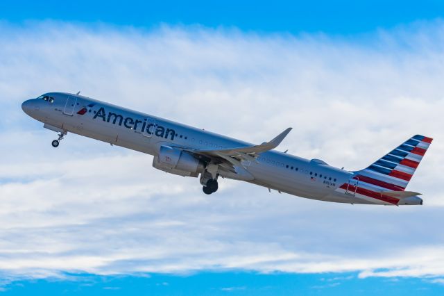 Airbus A321 (N151AN) - An American Airlines A321 taking off from PHX on 2/12/23 during the Super Bowl rush. Taken with a Canon R7 and Canon EF 100-400 II L lens.
