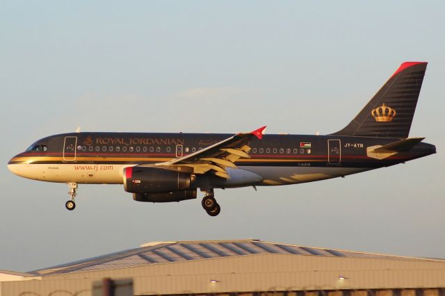 Airbus A319 (JY-AYN) - A Royal Jordanian A319 on final approach into LHR, landing on runway 27L.br /br /Location: Great South West Road.br /Date: 20.12.22 (dd/mm/yy).