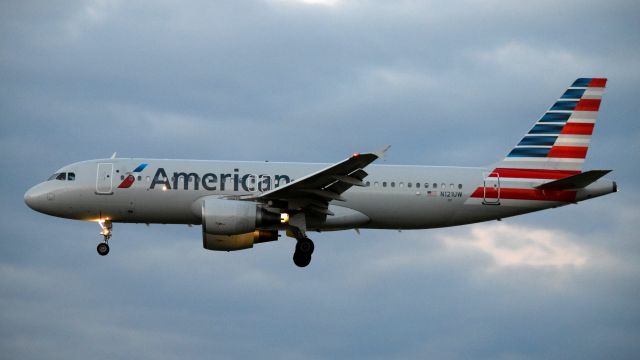 Airbus A320 (N121UW) - An American Airlines Airbus A320-214 landing at Philadelphia International Airport on November 27th, 2016.