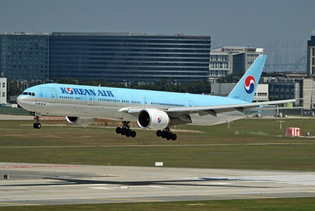 BOEING 777-300 (HL8041)