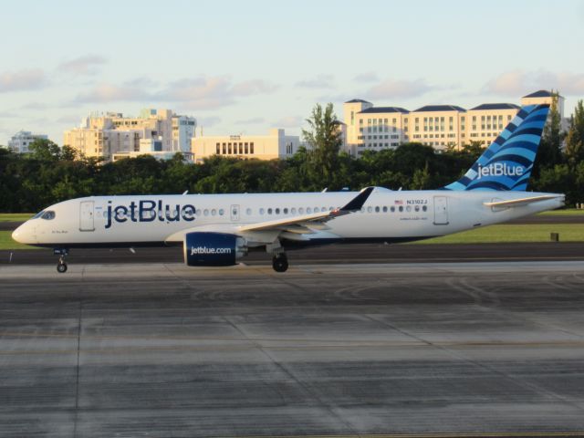Airbus A220-300 (N3102J)