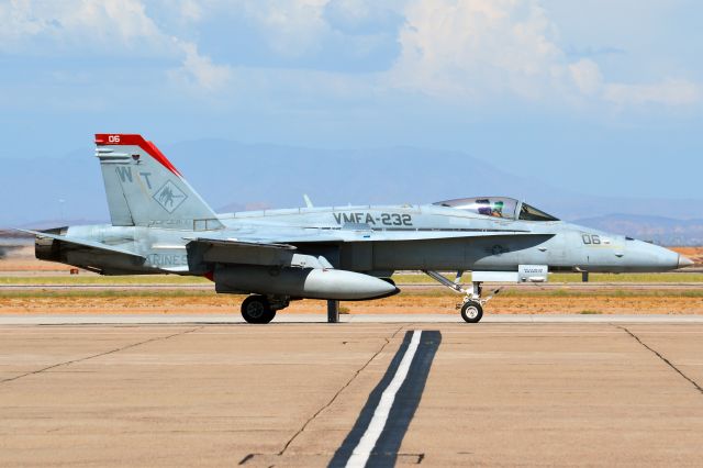 McDonnell Douglas FA-18 Hornet (16-5194)