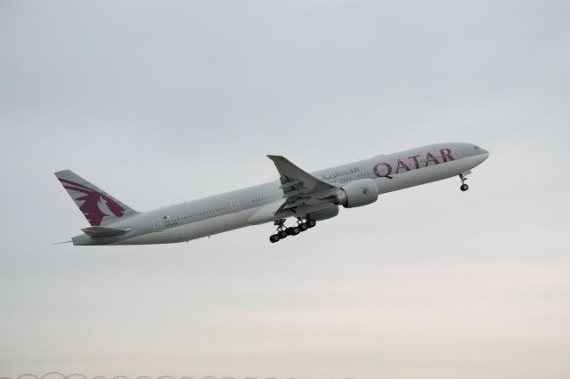 BOEING 777-300ER (A7-BAM) - A QATAR 777W taking off from runway 16 at YMML (16:52 2023-06-03)