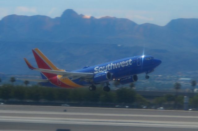 Boeing 737-700 —