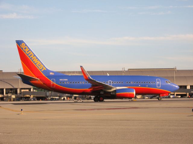 Boeing 737-700 (N913WN) - Holding on RWY 19R