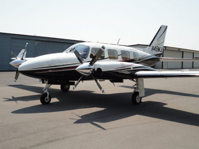 Piper Navajo (N45MJ)