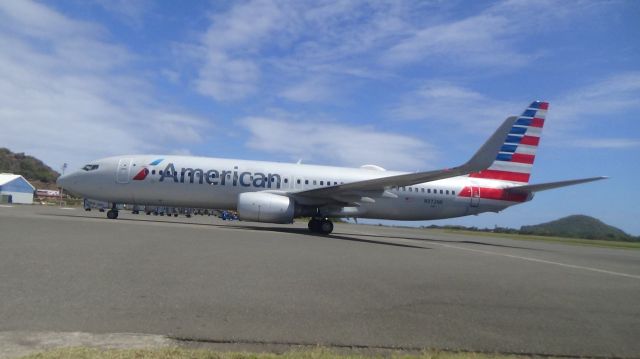 Boeing 737-800 (N972NN)