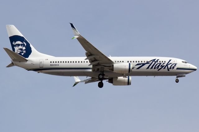 Boeing 737-800 (N549AS) - Alaska 976 arriving 21L wearing the updated livery, including the scimitar winglet paint update! 04/12/2015