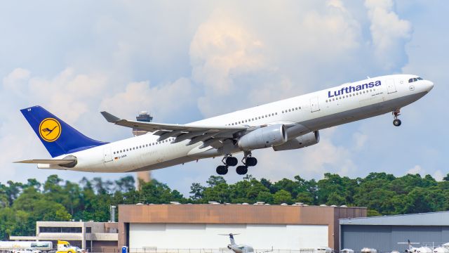 D-AIKN — - Lufthansa A330 taking off to Frankfurt from IAH