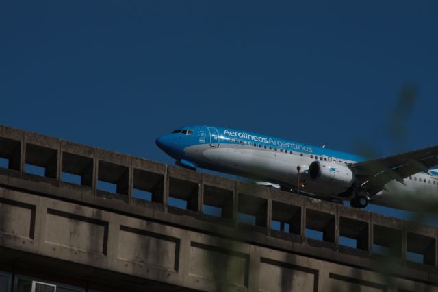 Boeing 737-800 (LV-CXS) - Ciudad de Buenos Aires - En aproximación final a Aeropuerto Jorge Newbery el 737 parece desplazarse por un mono riel de hormigón.