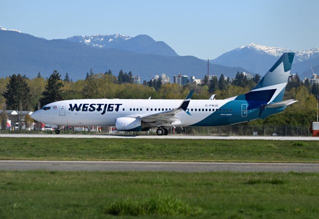 Boeing 737-800 (C-FWJS)
