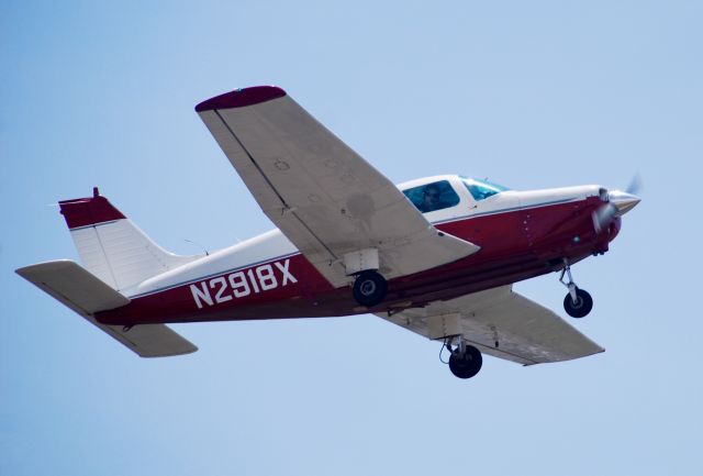 Piper Cherokee (N2918X) - The pilot was checking us out as he flew by!