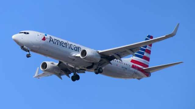 Boeing 737-800 (N977NN)