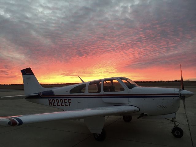 Beechcraft Bonanza (33) (N222EF)