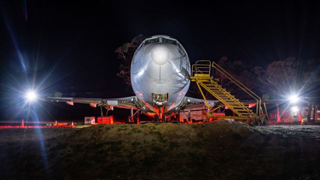 Boeing 737-200 (N737HL) - The floodlights on the wings makes it look like landing lights. 