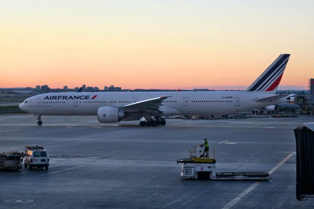 BOEING 777-300ER (F-GZNR)