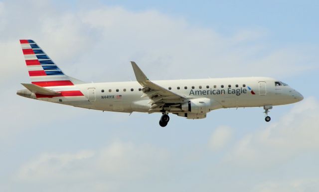 Embraer 175 (N441YX)