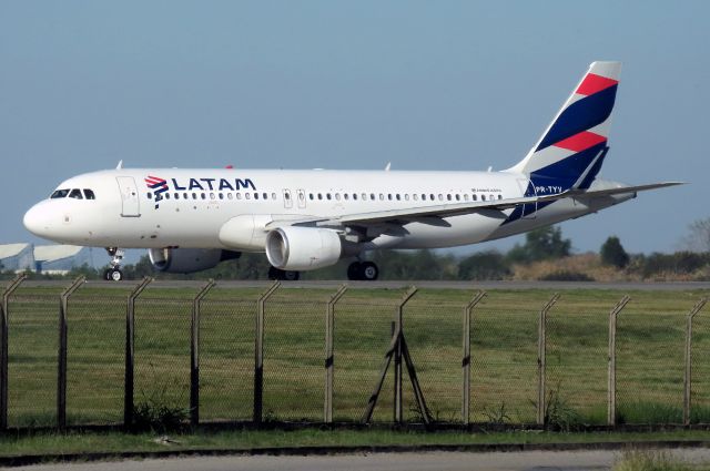 Airbus A320 (PR-TYV)