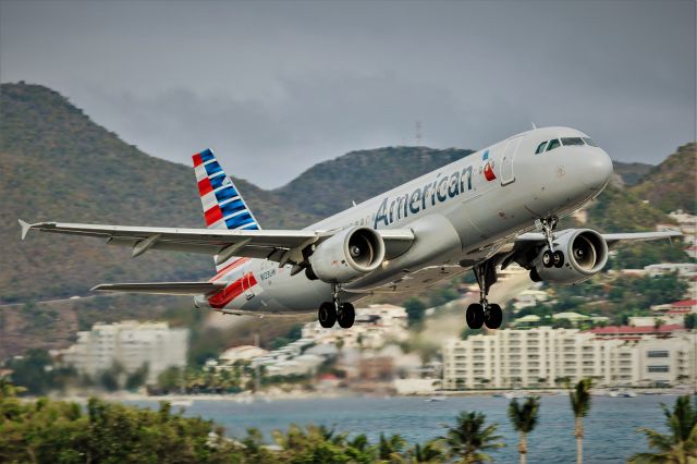 Airbus A320 (N123UW) - American Airlines departing St Maarten on runaway 28 for the USA.