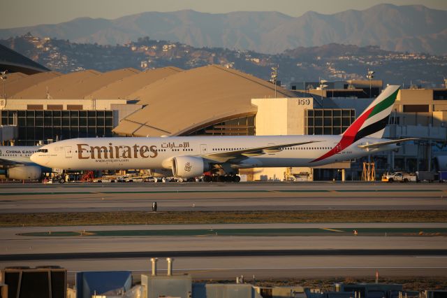 BOEING 777-300ER (A6-EGD)