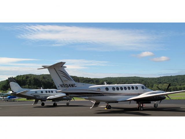 Beechcraft Super King Air 350 (N904MC) - The King Airs have all the same cabin diameter, only vary in lengths. here the comparison between a King Air 90 and a King Air 350.