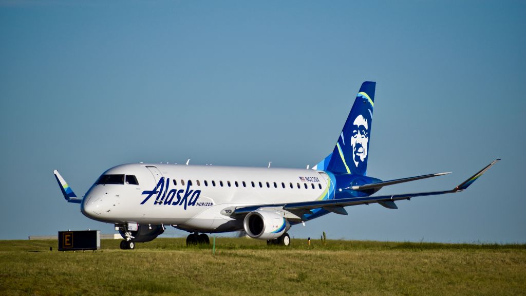 Embraer 175 (N622QX) - Horizon Embraer 170-200 LR (E175), operating as Alaska Airlines, taxiing to RWY 17L at Colorado Springs Airport