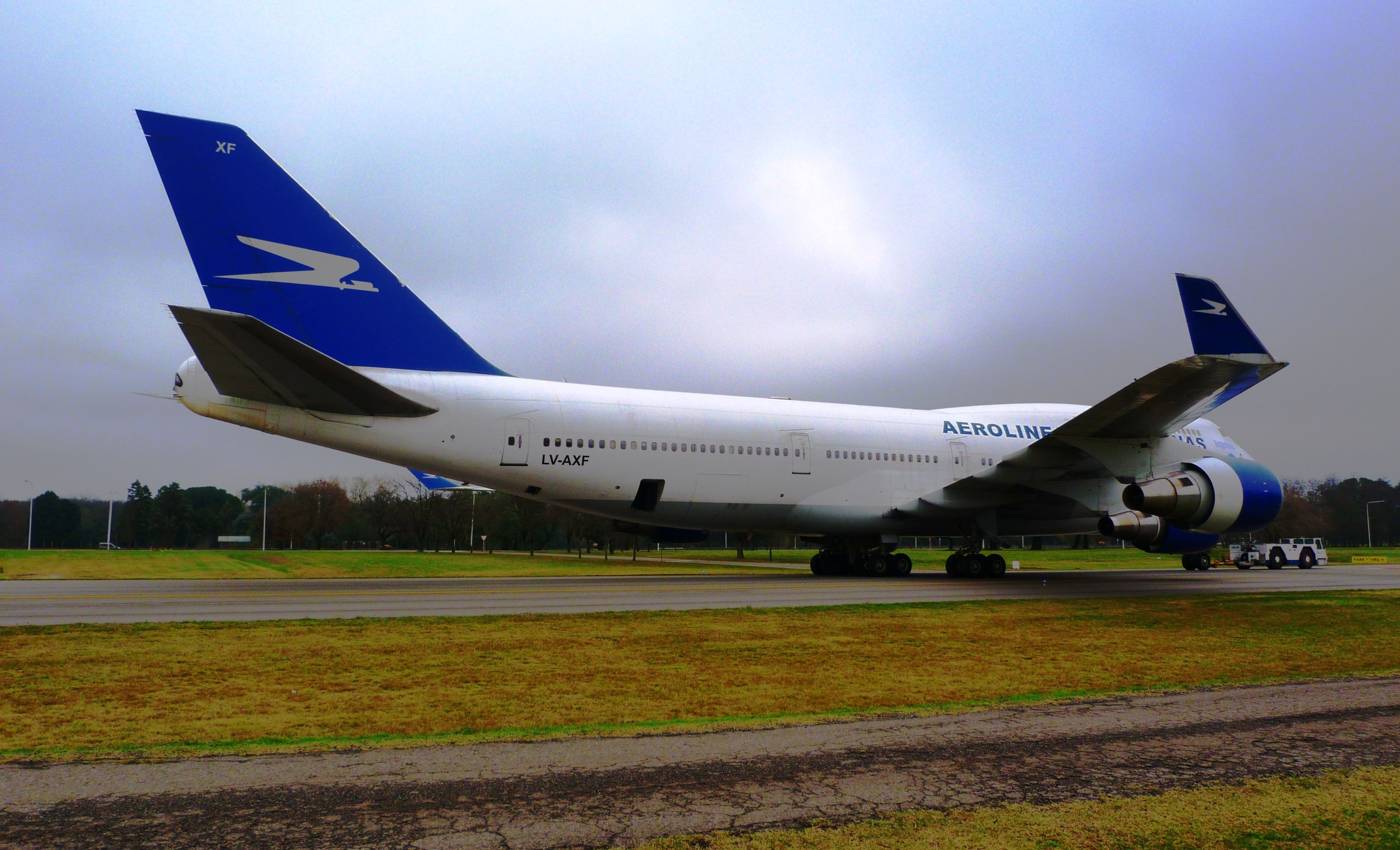 Boeing 747-400 (LV-AXF) - Desde los hangares de AR