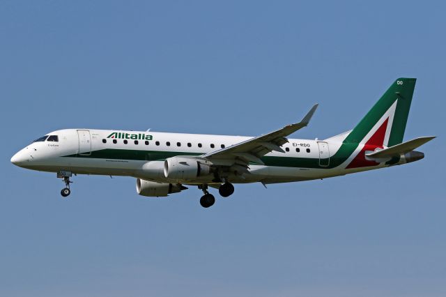 Embraer 175 (EI-RDO)