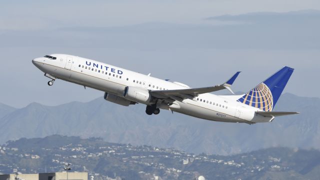 Boeing 737-800 (N37277) - Departing LAX on 25R