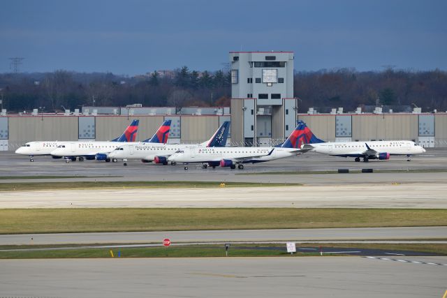 Embraer 175 (N241JQ) - DL Colors. 11-15-20. Old Postal Hub Ramp.
