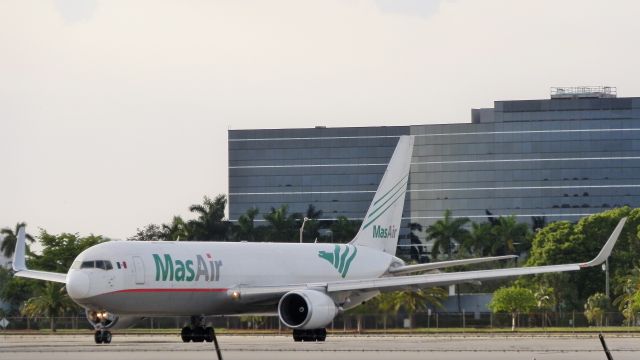 BOEING 767-300 (N420LA)