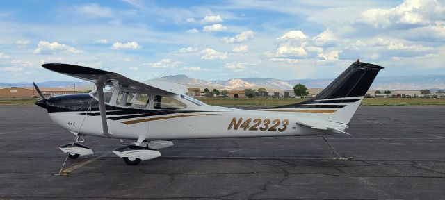 Cessna Skylane (N42323) - Split Mountain Sunset