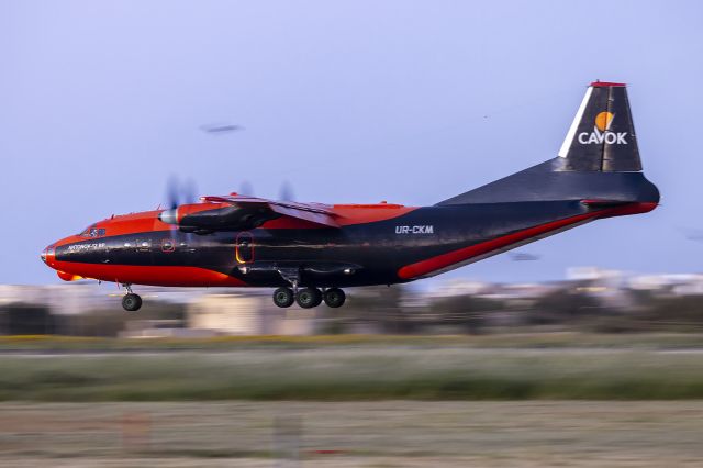 Antonov An-12 (UR-CKM) - 1/40s