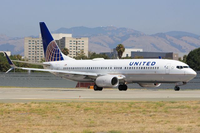 Boeing 737-800 (N76528)