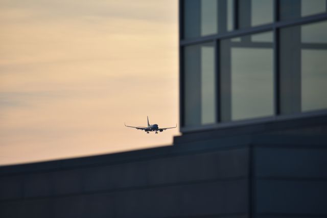 Boeing 737-700 (N936WN) - Southwest Airlines Charter on Final for 2 at KMWA