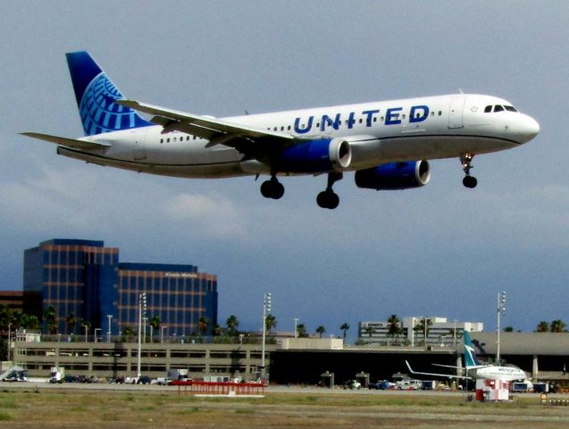 Airbus A320 (N426UA) - Landing RWY 20R 