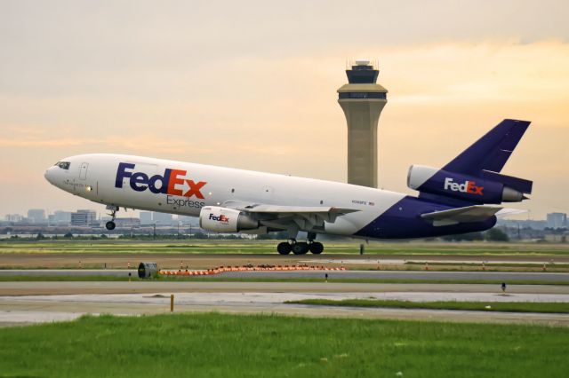 McDonnell Douglas DC-10 (N389FE)