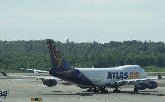 Boeing 747-200 (N498MC)