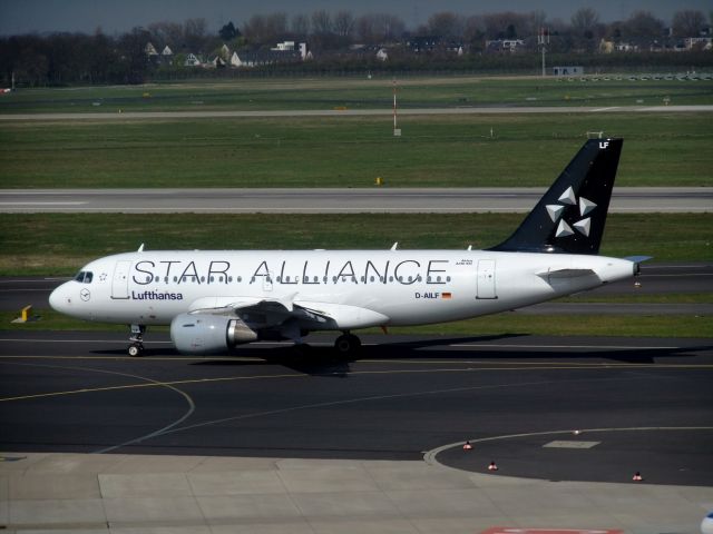 Airbus A319 (D-AILF) - A319-100 D-AILF der Lufthansa in den Farben der STAR ALLIANCE nach der Landung in DUS am 29.03.2014. De Airliner trägt die Farben dieses Clubs erst seit Oktober 2012.